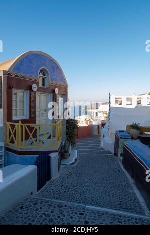 Santorini Griechenland August 2020, Straßen von Oia an einem frühen Morgen mit Café und Restaurant Stockfoto