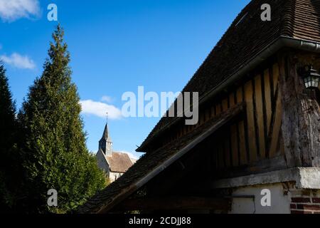 Der Kirchturm der Eglise du Grandouet (Kirche von Granduoet) ist auf dem Cider-Weg in der Cidery Famille Grandval bei Cambremer, Frankreich, zu sehen. Stockfoto