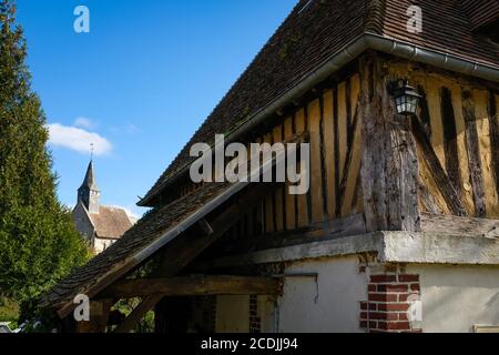 Der Kirchturm der Eglise du Grandouet (Kirche von Granduoet) ist auf dem Cider-Weg in der Cidery Famille Grandval bei Cambremer, Frankreich, zu sehen. Stockfoto