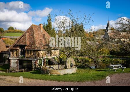 Der Kirchturm der Eglise du Grandouet (Kirche von Granduoet) ist auf dem Cider-Weg in der Cidery Famille Grandval bei Cambremer, Frankreich, zu sehen. Stockfoto