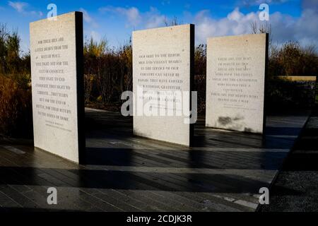 Zitate von drei US-Präsidenten in Pointe du Hoc, Normandie, Frankreich, Ort des Ranger-Angriffs der US-Armee auf Klippen während des D-Day. Stockfoto