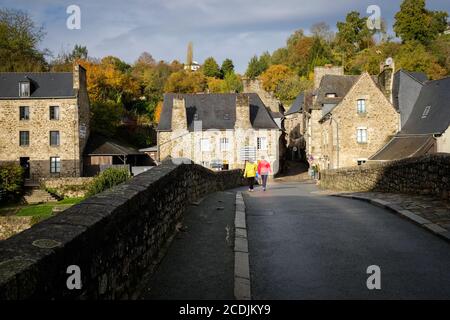 Die alte bretonische Stadt Dinan mit Kopfsteinpflasterstraßen und Steingebäude liegt auf einem Hügel über dem Fluss Rance, Dinan, Bretagne, Frankreich. Stockfoto