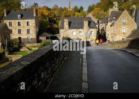 Die alte bretonische Stadt Dinan mit Kopfsteinpflasterstraßen und Steingebäude liegt auf einem Hügel über dem Fluss Rance, Dinan, Bretagne, Frankreich. Stockfoto