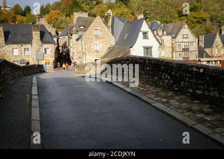 Die alte bretonische Stadt Dinan mit Kopfsteinpflasterstraßen und Steingebäude liegt auf einem Hügel über dem Fluss Rance, Dinan, Bretagne, Frankreich. Stockfoto