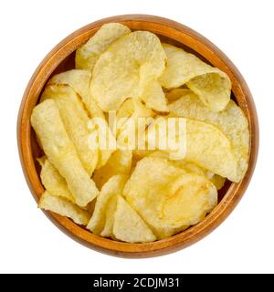 Gesalzene Kartoffelchips mit Schale, auch Chips, in Holzschüssel. Dünne Kartoffelscheiben, frittiert in Öl bis knusprig. Serviert als Snack oder Beilage. Stockfoto