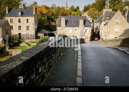 Die alte bretonische Stadt Dinan mit Kopfsteinpflasterstraßen und Steingebäude liegt auf einem Hügel über dem Fluss Rance, Dinan, Bretagne, Frankreich. Stockfoto