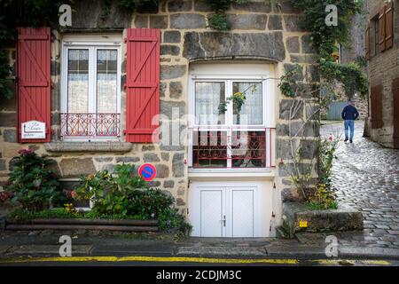 Die alte bretonische Stadt Dinan mit Kopfsteinpflasterstraßen und Steingebäude liegt auf einem Hügel über dem Fluss Rance, Dinan, Bretagne, Frankreich. Stockfoto