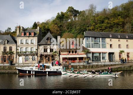 Der Fluss Rance fließt unter der Stadt Dinan, Bretagne, Frankreich. Stockfoto