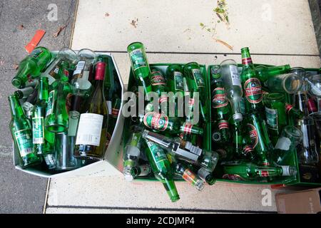 Windsor, Berkshire, Großbritannien. August 2020. Leere Bierflaschen vor einem chinesischen Restaurant in Windsor. Quelle: Maureen McLean/Alamy Stockfoto