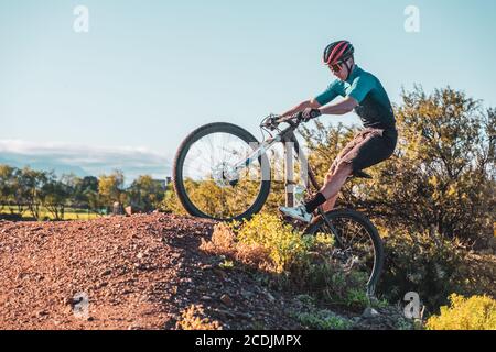 Mountainbiker auf einem kurzen steilen Grat Stockfoto