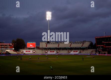 Allgemeiner Blick auf dunkle Wolken über dem Boden, als Englands Sam Billings und Chris Jordan während des Vitality IT20-Matches in Old Trafford, Manchester, zusammenschlagen. Stockfoto