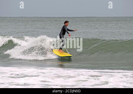 Langland Bay, Swansea, South Wales, Großbritannien. August 2020. Surfer genießen die sauberen Wellen in Langland Bay bei Swansea an diesem Abend zwischen den Gewittern. Quelle: Phil Rees/Alamy Live News Stockfoto