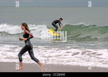 Langland Bay, Swansea, South Wales, Großbritannien. August 2020. Surfer genießen die sauberen Wellen in Langland Bay bei Swansea an diesem Abend zwischen den Gewittern. Quelle: Phil Rees/Alamy Live News Stockfoto