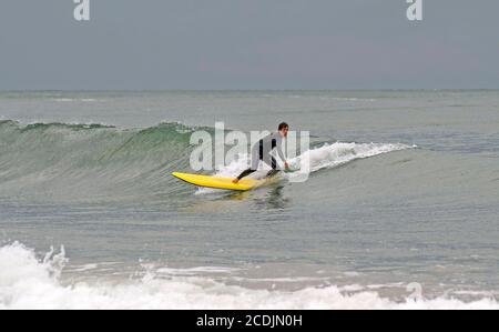 Langland Bay, Swansea, South Wales, Großbritannien. August 2020. Surfer genießen die sauberen Wellen in Langland Bay bei Swansea an diesem Abend zwischen den Gewittern. Quelle: Phil Rees/Alamy Live News Stockfoto