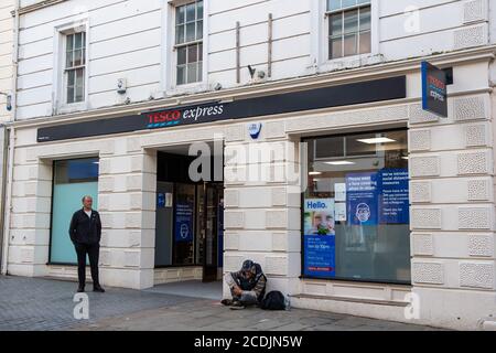 Windsor, Berkshire, Großbritannien. August 2020. Ein Obdachloser sitzt vor Tesco Express in Windsor. Quelle: Maureen McLean/Alamy Stockfoto