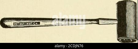 . Tierärztliche Post-mortem Technik . Abb. 33. – Metallgebundener Holzhammer mit Meißeln und Rachiotomen beim Schneiden von Knochen und Klauen. Zum Klopfen von Knochen, um festzustellen, ob sie vollständig durchgesaugt wurden, und der Haken dient zum Ziehen VON SCHLACHTKÖRPERINSTRUMENTEN 33 das Calvarium, das nach dem Abtrennen der Knochen vom Schädel großer Tiere frei ist. Den Haken am Ende des Griffs. 34. Schlammhammer. ThIA Instrument ist kleiner und leichter als ein Holzhammer und wird für den gleichen allgemeinen Zweck verwendet. Stockfoto