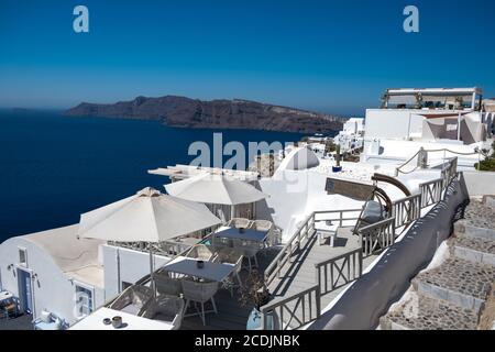 Santorini, Griechenland. Picturesq Blick auf traditionellen Kykladen Santorini Häuser auf kleinen Straße mit Blumen im Vordergrund. Lage: das Dorf Oia Stockfoto