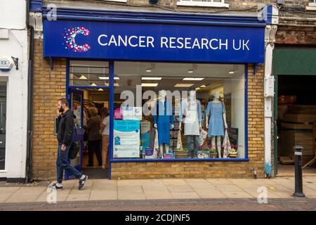 Windsor, Berkshire, Großbritannien. August 2020. Nach der Coronavirus-Sperre sind die Kunden wieder im Cancer Research UK Shop in Windsor. Quelle: Maureen McLean/Alamy Stockfoto