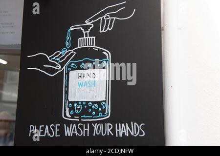 Windsor, Berkshire, Großbritannien. August 2020. A bitte waschen Sie Ihre Hände Zeichnung vor einem Friseursalon in Windsor. Quelle: Maureen McLean/Alamy Stockfoto