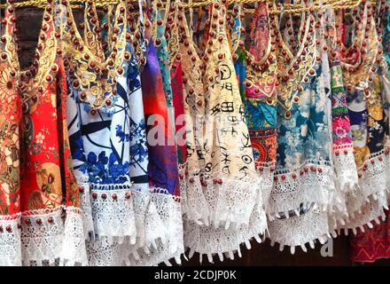 Souvenir chinesische Kleidung in Fenghuang Stadt Stockfoto