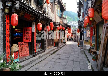 Fenghuang, China - 15. Mai 2017: Die Dekoration von roten Lampions auf den Straßen der antiken Stadt Fenghuang (Phoenix antike Stadt). Stockfoto