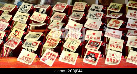 Fenghuang, China - 15. Mai 2017: Souvenir-Tasche auf dem Markt Einkaufsstraße in der Nähe der Phoenix Hong Bridge in Fenghuang Stockfoto