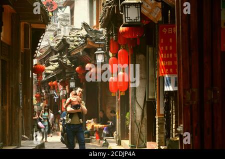 Fenghuang, China - 15. Mai 2017: Menschen gehen in der Stadt Phoenix Fenghuang um die Straße Stockfoto