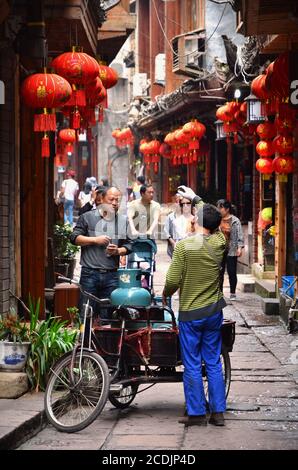 Fenghuang, China - 15. Mai 2017: Menschen gehen in der Stadt Phoenix Fenghuang um die Straße Stockfoto