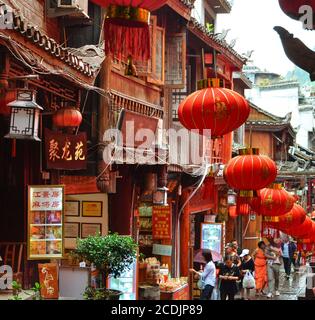 Fenghuang, China - 15. Mai 2017: Menschen gehen in der Stadt Phoenix Fenghuang um die Straße Stockfoto