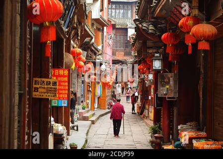 Fenghuang, China - 15. Mai 2017: Menschen gehen in der Stadt Phoenix Fenghuang um die Straße Stockfoto