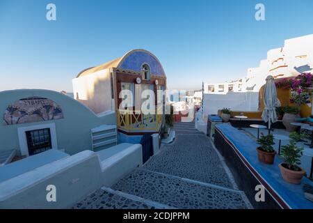 Santorini Griechenland August 2020, Straßen von Oia an einem frühen Morgen mit Café und Restaurant Stockfoto