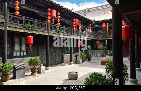 Pingyao, China - 19. Mai 2017: Die Dekoration der roten Lampions auf den Straßen der alten Stadt Pingyao China. Stockfoto