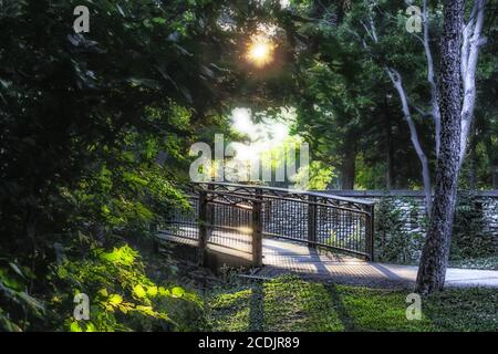 Pfad über Minnehaha Creek am Lake Nokomis in Minneapolis Minnesota Stockfoto