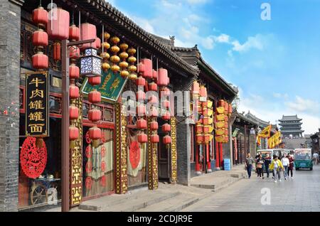 Pingyao, China - 19. Mai 2017: Die Dekoration der roten Lampions auf den Straßen der alten Stadt Pingyao China. Stockfoto