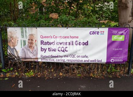 Windsor, Berkshire, Großbritannien. August 2020. Eine CQC-Bewertung von gut außerhalb eines Pfleheims in Dedworth, Windsor. Die Care Quality Commission für England weigern sich, die Zahl der Todesfälle in der Pflege nach der Coronavirus-Pandemie zu publizieren, um die kommerziellen Interessen von Pflegehütern nicht zu beeinträchtigen. Quelle: Maureen McLean/Alamy Stockfoto