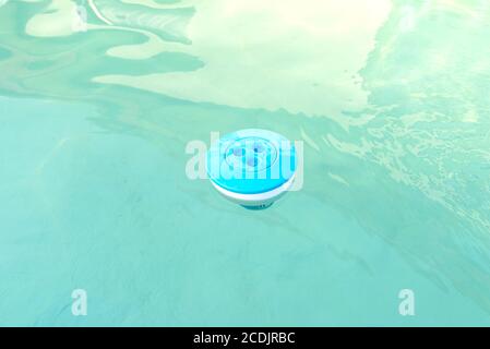 Blaue Chlorspender schwimmend in einem Pool zu Hause, Reinigung und Pflege des inländischen Pools. Stockfoto