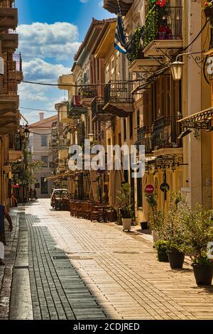 Nafplio, Peloponnes, Griechenland - August, 2017: Bunte Straßenstadt von Nafplio, ehemalige Hauptstadt von Griechenland. Stockfoto