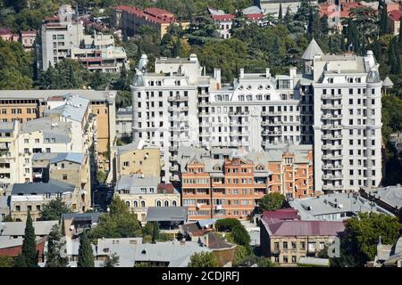 Panoramablick auf das Wohngebiet von Tiflis vom Berg Mtasminda. Republik Georgien. Stockfoto