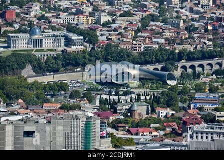 Panoramablick auf Tiflis vom Berg Mtasminda: Musiktheater und Ausstellungszentrum, Rike Park, Präsidentenpalast. Republik Georgien. Stockfoto