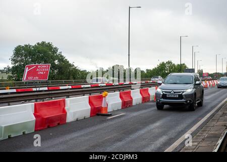 Windsor, Berkshire, Großbritannien. August 2020. Ein Autofahrer benutzt sein Handy illegal, als er durch Straßenarbeiten auf dem Royal Windsor Way fährt. Quelle: Maureen McLean/Alamy Stockfoto