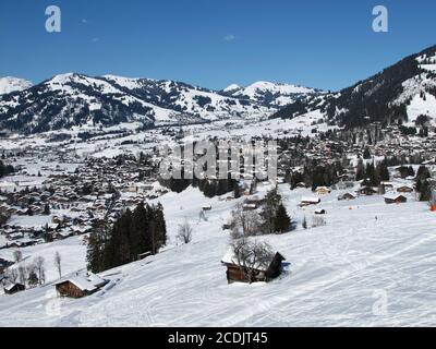 Gstaad und Skipiste Stockfoto