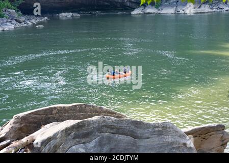 Gruppenrafting auf den Cumberland Rivers unterhalb der Cumberland Falls in Kentucky Stockfoto