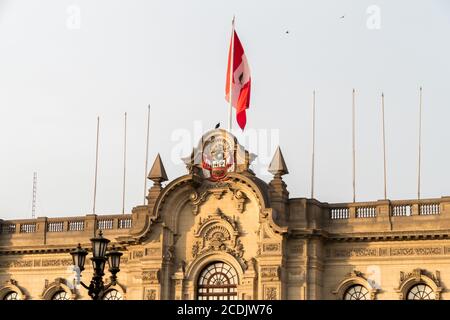 Lima, Peru - 11. oktober 2018: Fassade des Präsidentenpalastes auf dem zentralen Platz von Lima, Peru Stockfoto