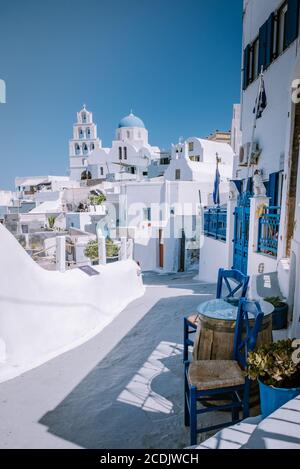 Pyrgos, Santorini, Griechenland. Berühmte Attraktion des weißen Dorfes mit gepflasterten Straßen, griechischen Kykladen Inseln, Ägäis Stockfoto