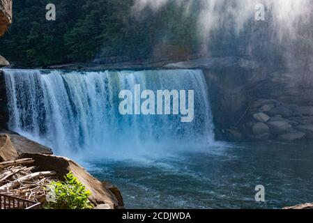 Cumberland Falls, ein großer Wasserfall am Cumberland River im Südosten von Kentucky. Es wird manchmal Little Niagara, Niagara des Südens genannt. Stockfoto