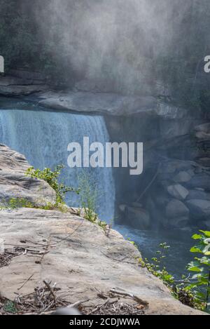 Cumberland Falls, ein großer Wasserfall am Cumberland River im Südosten von Kentucky. Es wird manchmal Little Niagara, Niagara des Südens genannt. Stockfoto