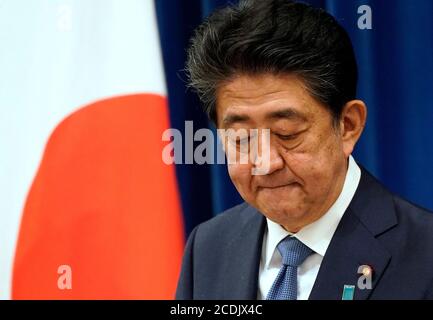 Tokio, Japan. August 2020. Der japanische Premierminister Shinzo Abe reagiert auf eine Pressekonferenz in der offiziellen Residenz des Premierministers in Tokio, Japan, am 28. August 2020. Premierminister Shinzo Abe kündigte seinen Rücktritt aus gesundheitlichen Gründen an. Quelle: POOL/ZUMA Wire/Alamy Live News Stockfoto