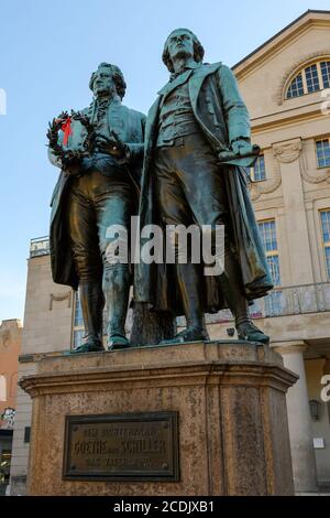 Weimar, Thüringen, Deutschland: Denkmal der berühmten Schriftsteller Goethe und Schiller vor dem Deutschen Nationaltheater Stockfoto