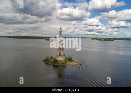 Glockenturm der überfluteten Nikolaikirche am Uglich-Stausee unter wolkigen Himmel (Luftaufnahme). Kalyazin, Russland Stockfoto