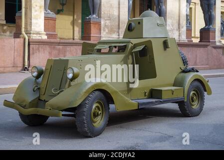 SANKT PETERSBURG, RUSSLAND - 05. MAI 2015: Sowjetischer Panzerwagen BA-20 Nahaufnahme in der Nähe des Gebäudes der Neuen Eremitage Stockfoto